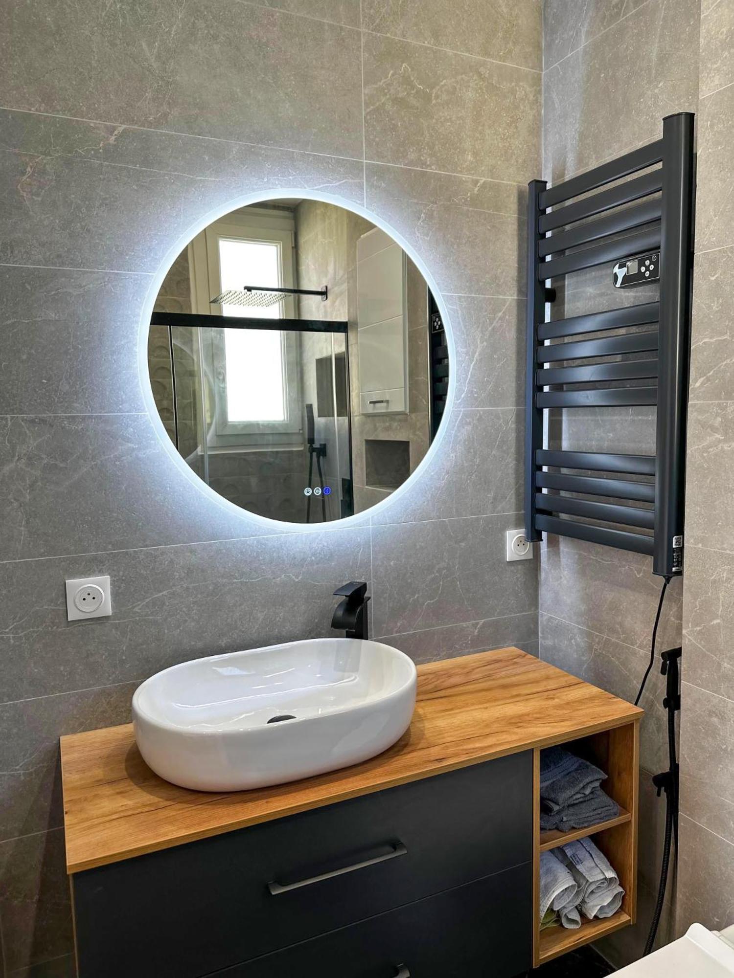 Chic Renovated 2 Bedroom Entire Or Only Private In Liberation In With Garage On Demand, Ac, Wi-fi And Tram Access Nice