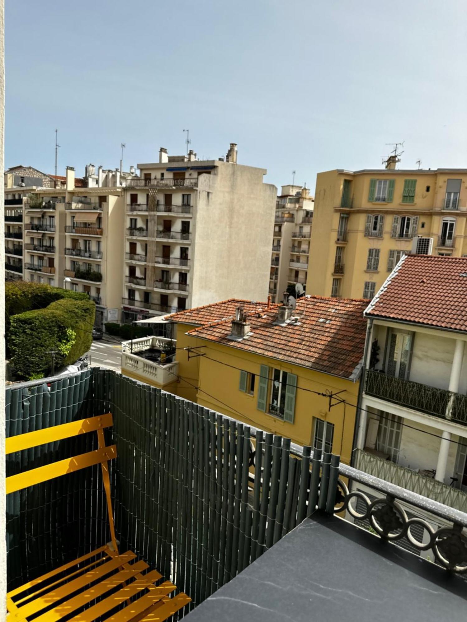 Chic Renovated 2 Bedroom Entire Or Only Private In Liberation In With Garage On Demand, Ac, Wi-fi And Tram Access *