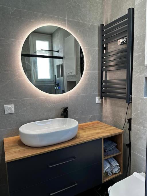 Chic Renovated 2 Bedroom Entire Or Only Private In Liberation In With Garage On Demand, Ac, Wi-fi And Tram Access Apartment *