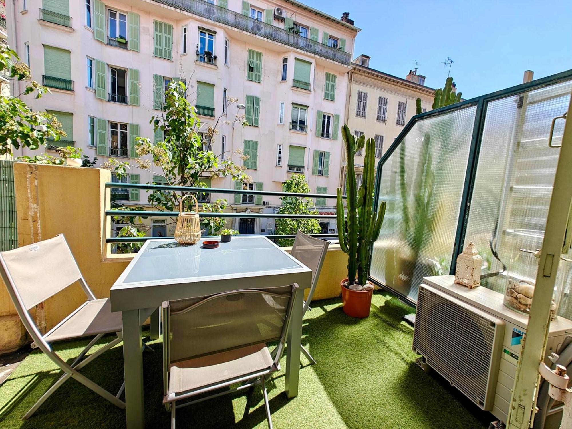 Apartment Duplex Central Close Beaches And Shops And Balcony Nice