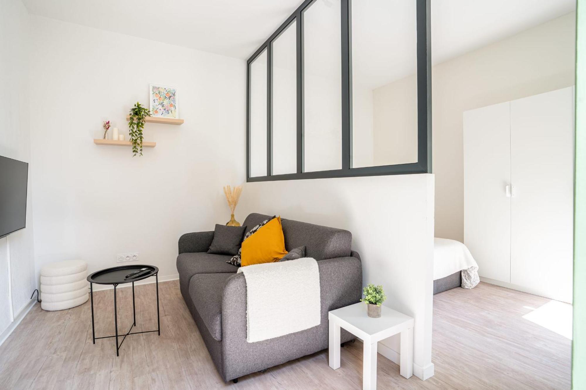 06bz - Modern In The Heart Of The Port * Nice