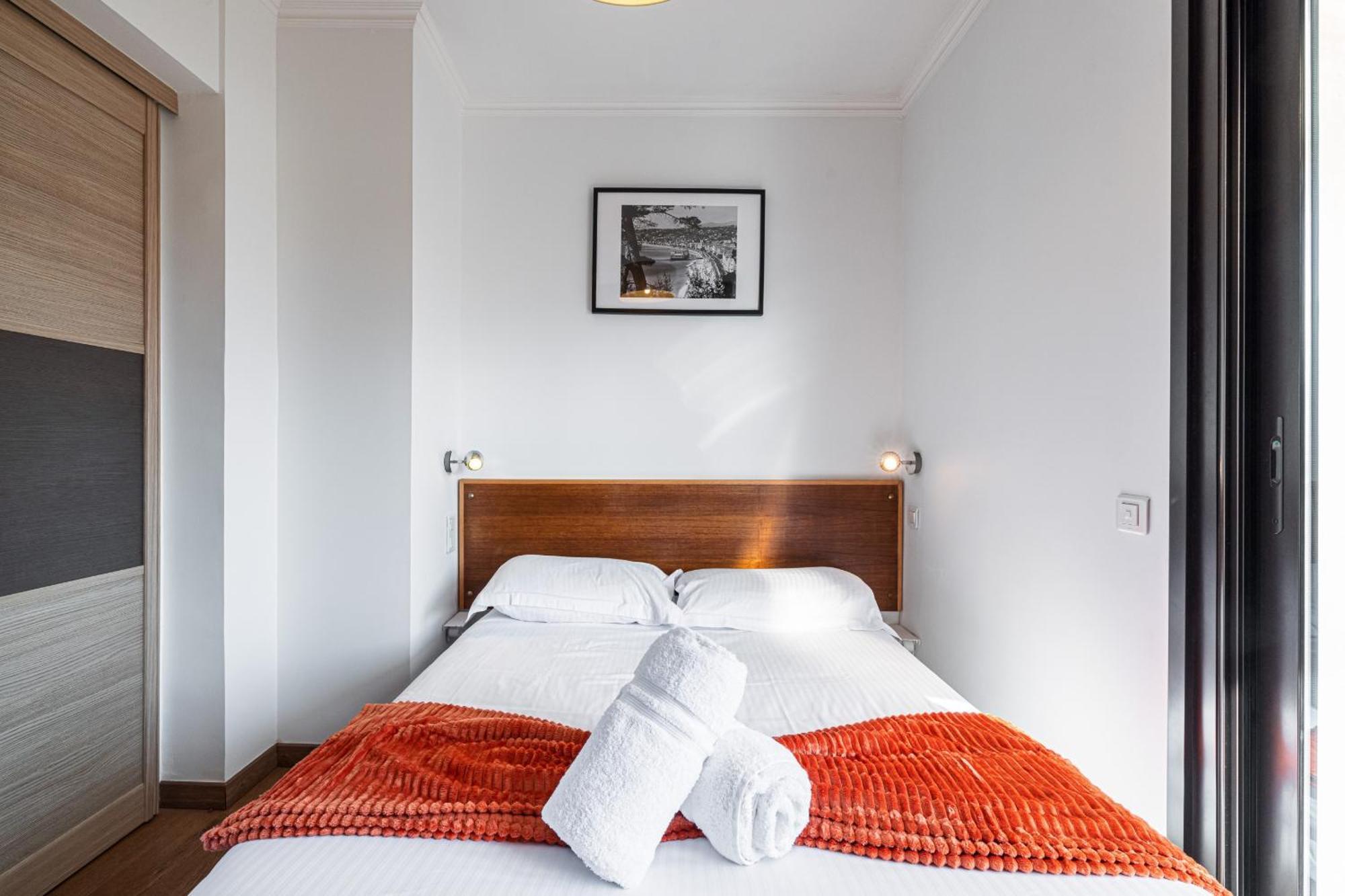 Open Sky Terrace Lage 1 Bdr & Parking * Nice