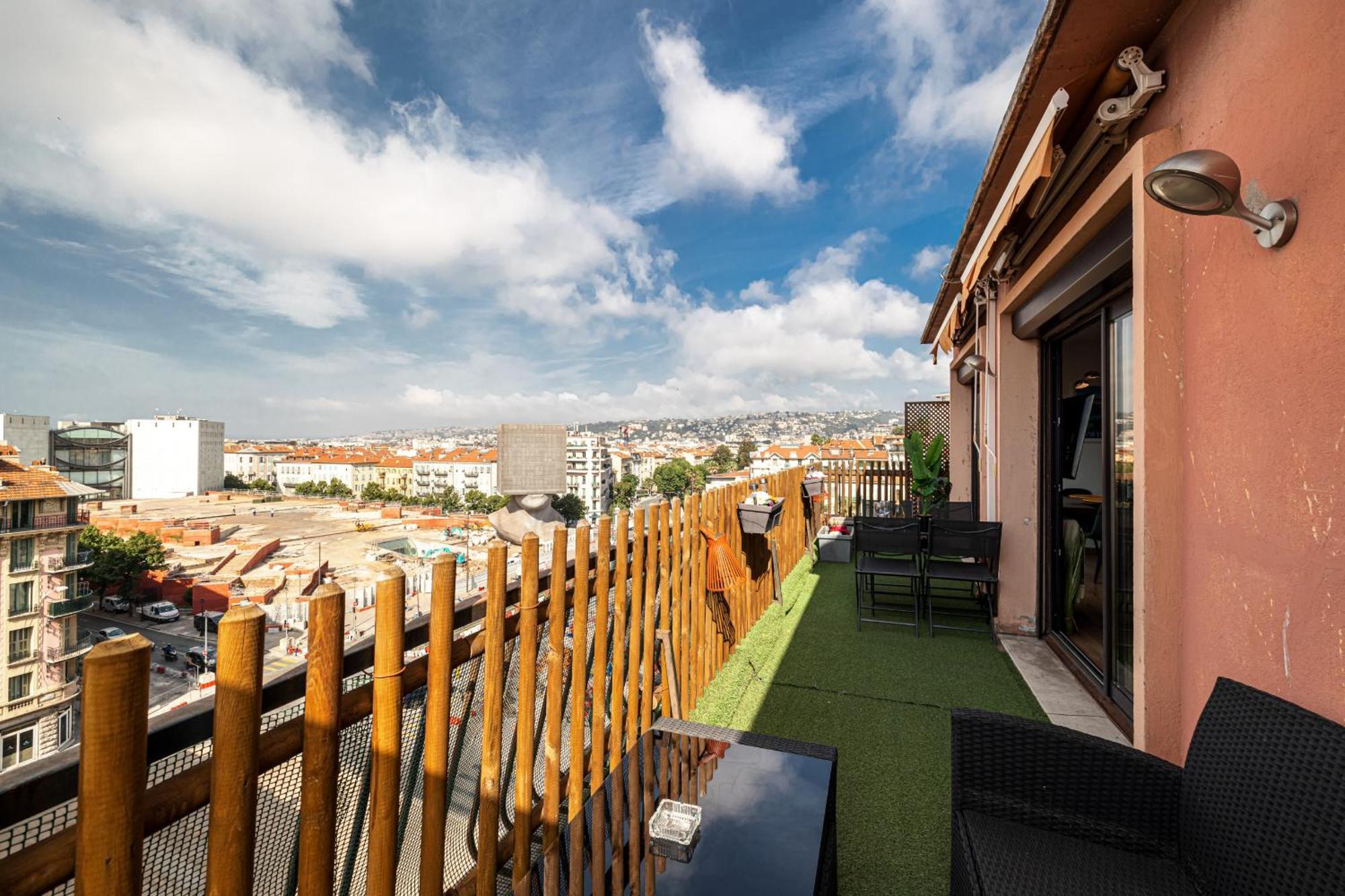 Open Sky Terrace Lage 1 Bdr & Parking Apartment