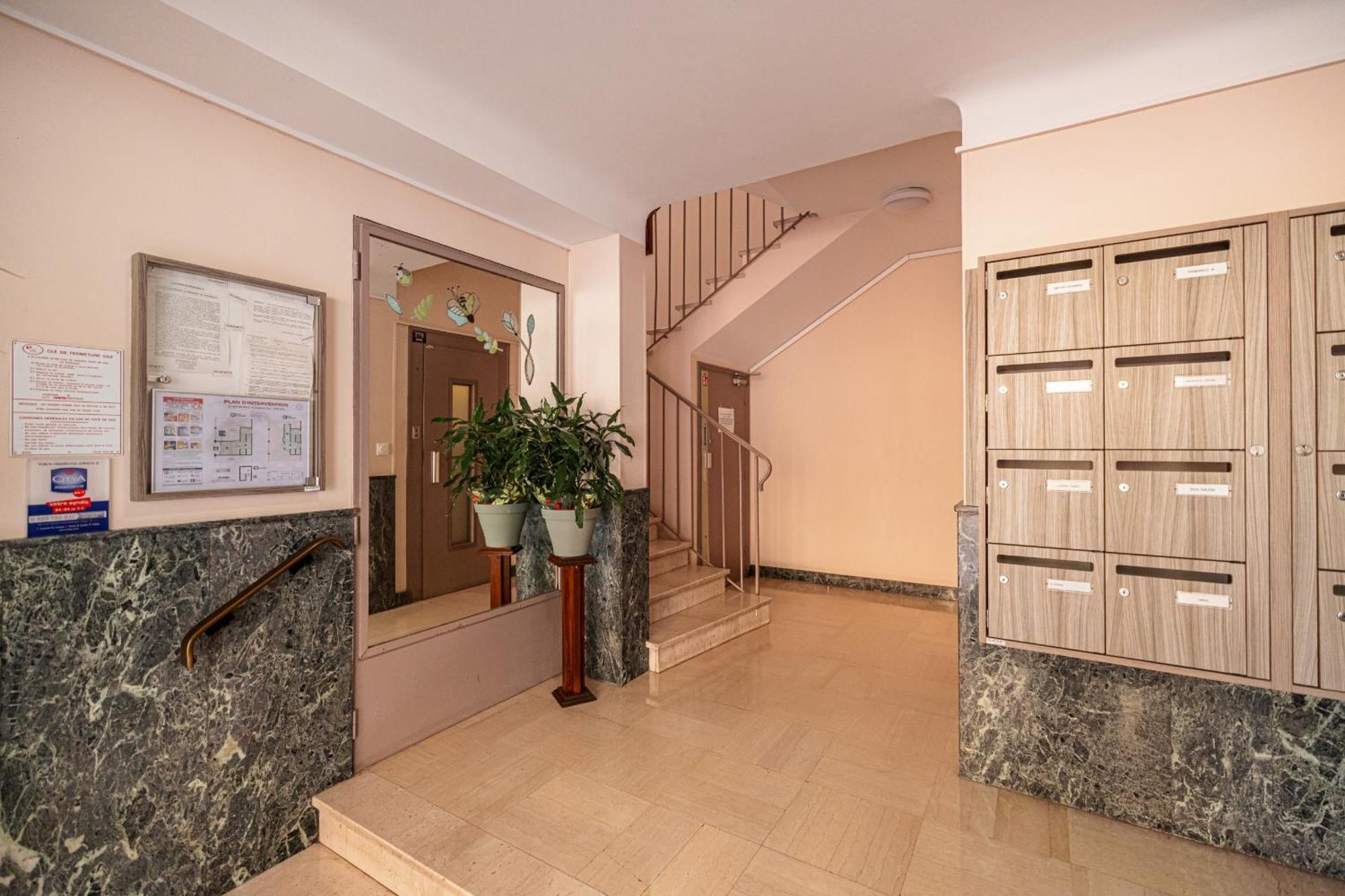 Open Sky Terrace Lage 1 Bdr & Parking Apartment *