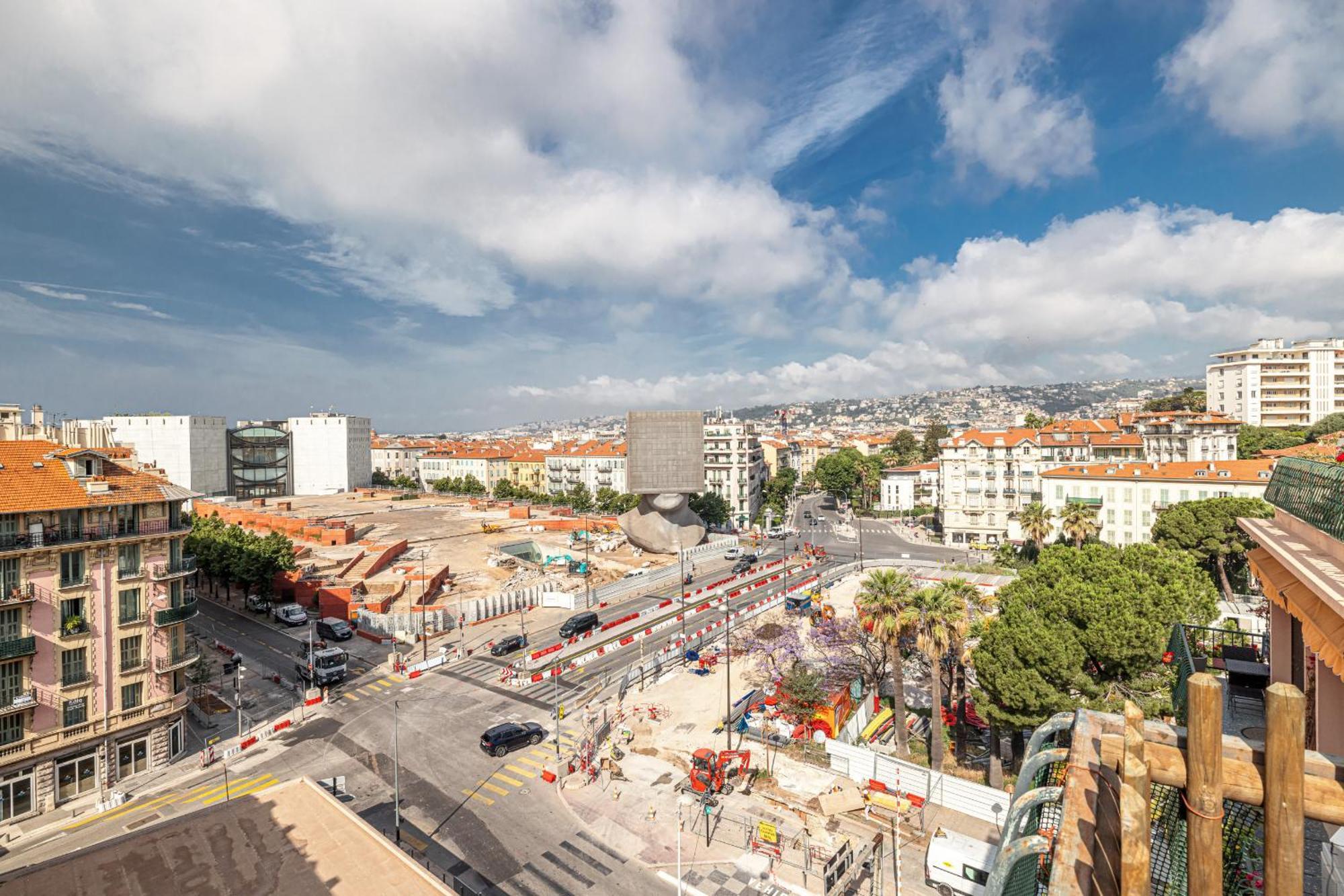 Open Sky Terrace Lage 1 Bdr & Parking * Nice