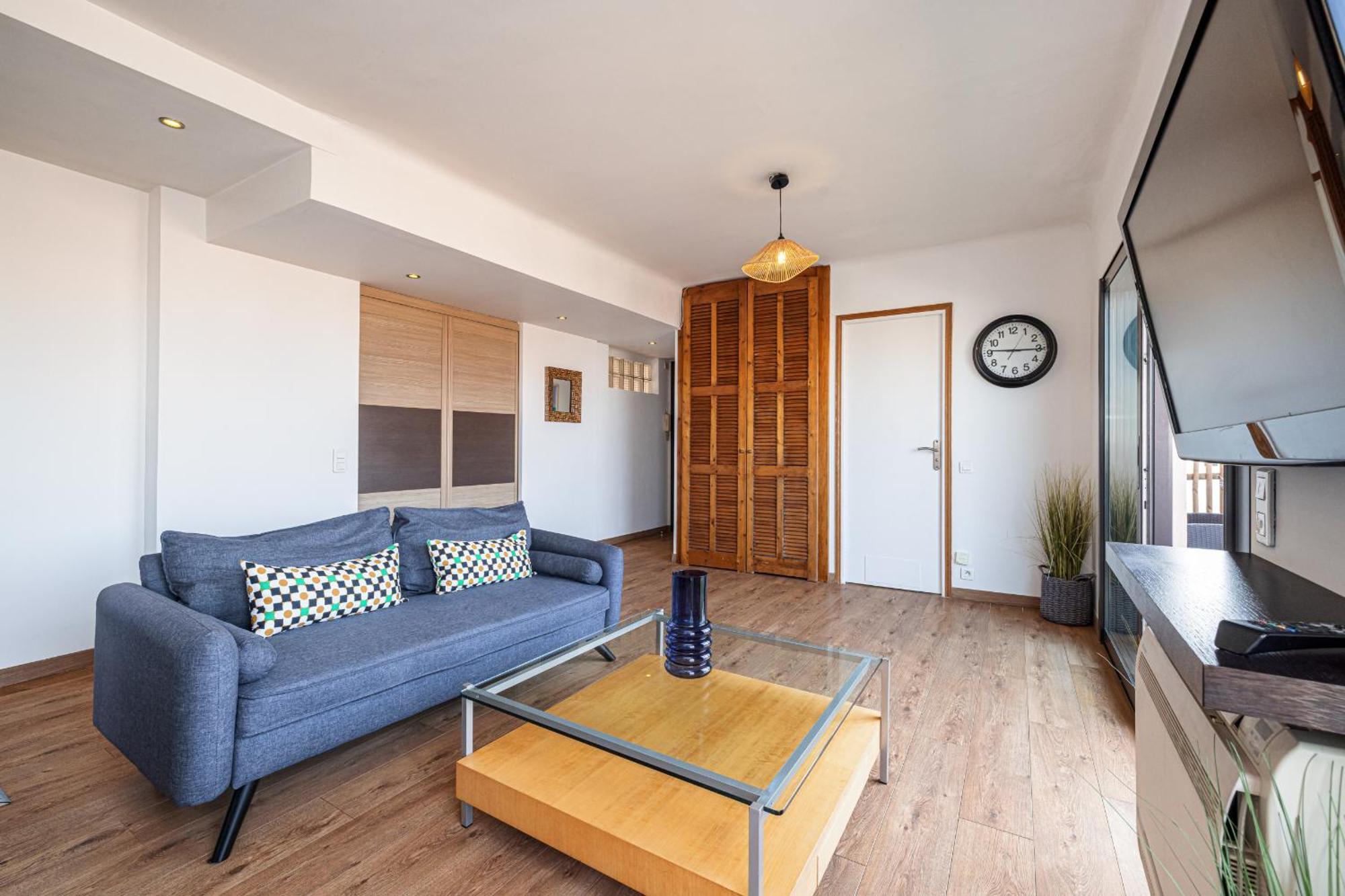 Open Sky Terrace Lage 1 Bdr & Parking Apartment