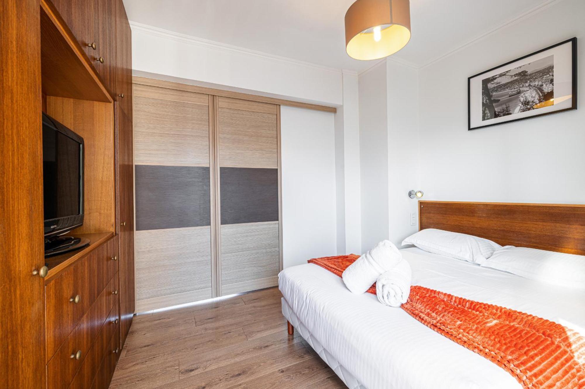 Open Sky Terrace Lage 1 Bdr & Parking