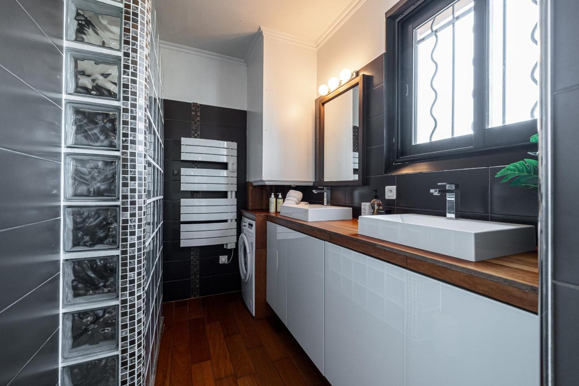 Open Sky Terrace Lage 1 Bdr & Parking Apartment