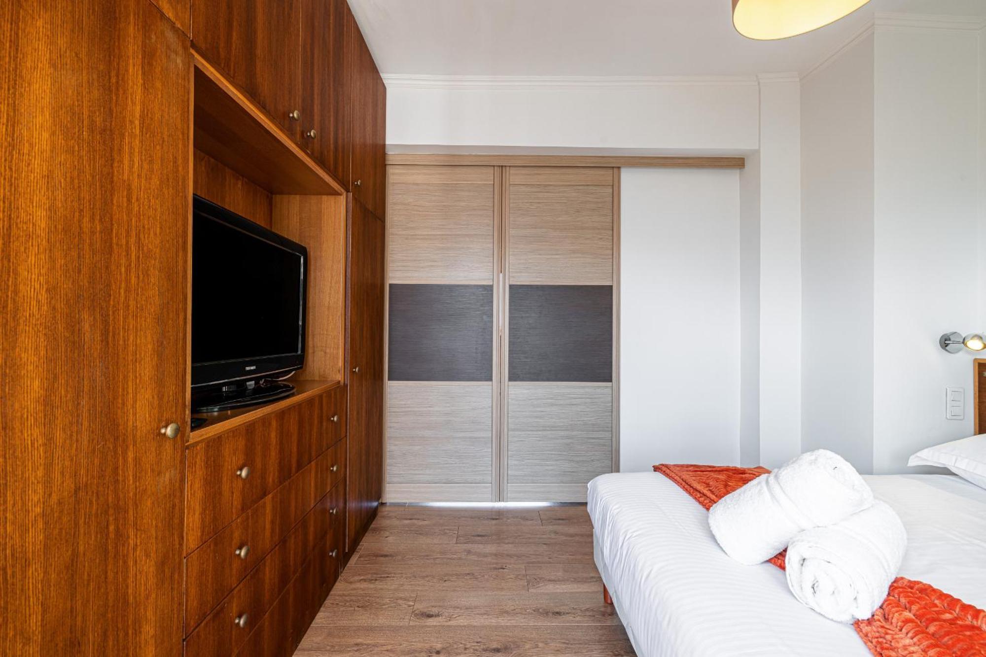 Open Sky Terrace Lage 1 Bdr & Parking Apartment *