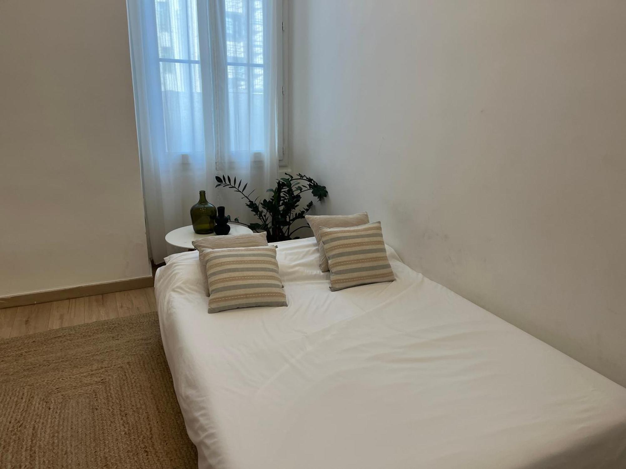 Apartment Cozy One Bedroom Apartment-city Center