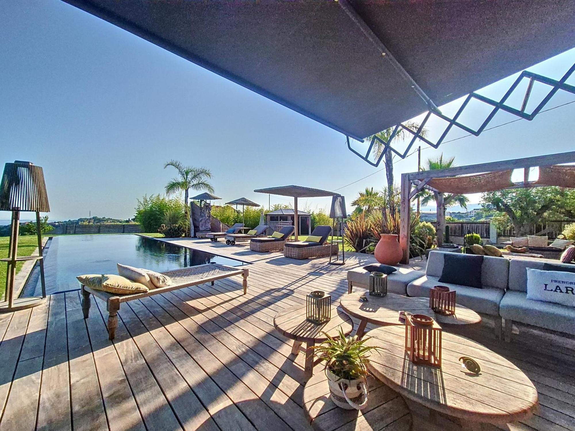 De Luxe Piscine Vue Villa