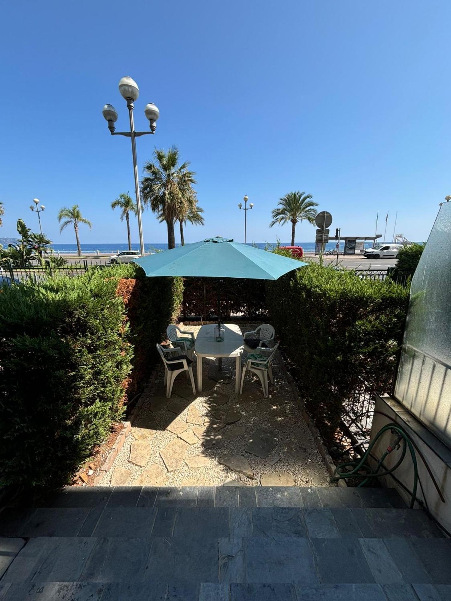 Rez-de-jardin Sur La Promenade Des * Nice