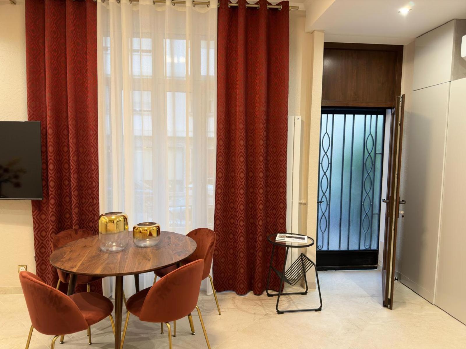 Extraordinaire Grand Au Centre 6 Minutes A Pied De La Et L'hotel Negresco Appartement