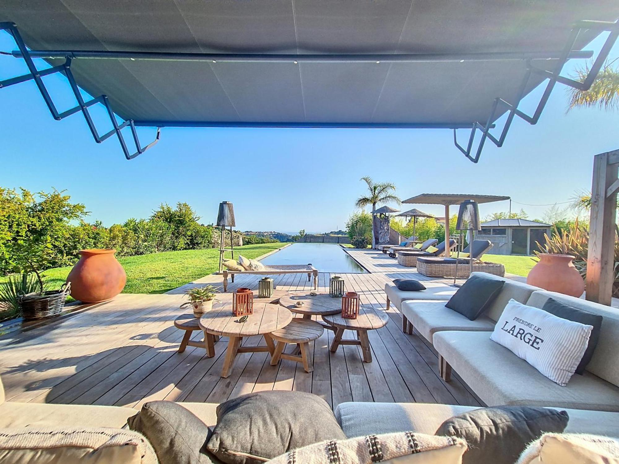 De Luxe Piscine Vue Nice