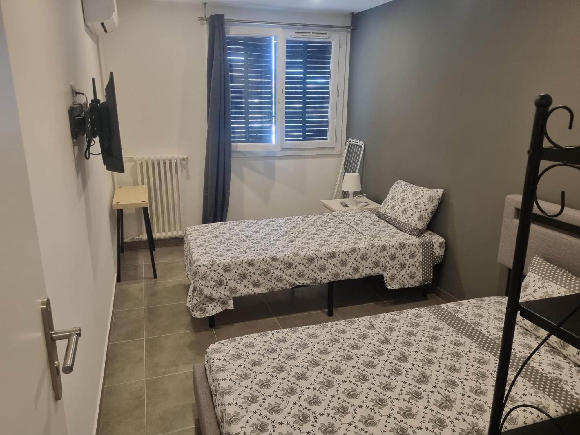 Privative Renove 2024, Climatisation, Tramway Sur Place , 12 Min Centre, 16 Min Plage, Apercu Lateral Mer, 2 Wc Avec 2 Salle De Bain, Private Renovated 2024, Air-conditioned , Tram On Spot, 2 Toilets And 2 Bathrooms Bed & Breakfast