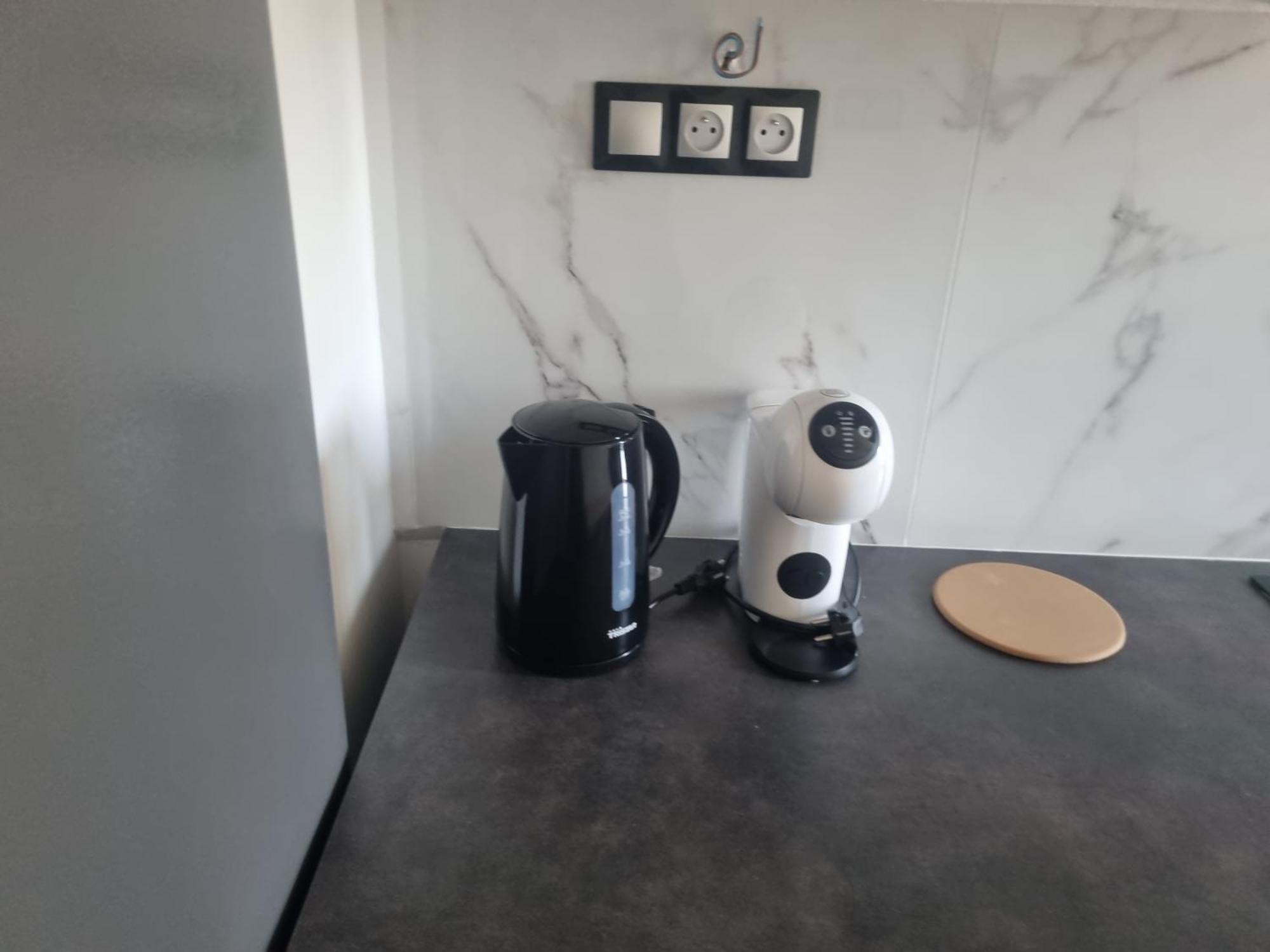 Bed & Breakfast Privative Renove 2024, Climatisation, Tramway Sur Place , 12 Min Centre, 16 Min Plage, Apercu Lateral Mer, 2 Wc Avec 2 Salle De Bain, Private Renovated 2024, Air-conditioned , Tram On Spot, 2 Toilets And 2 Bathrooms *