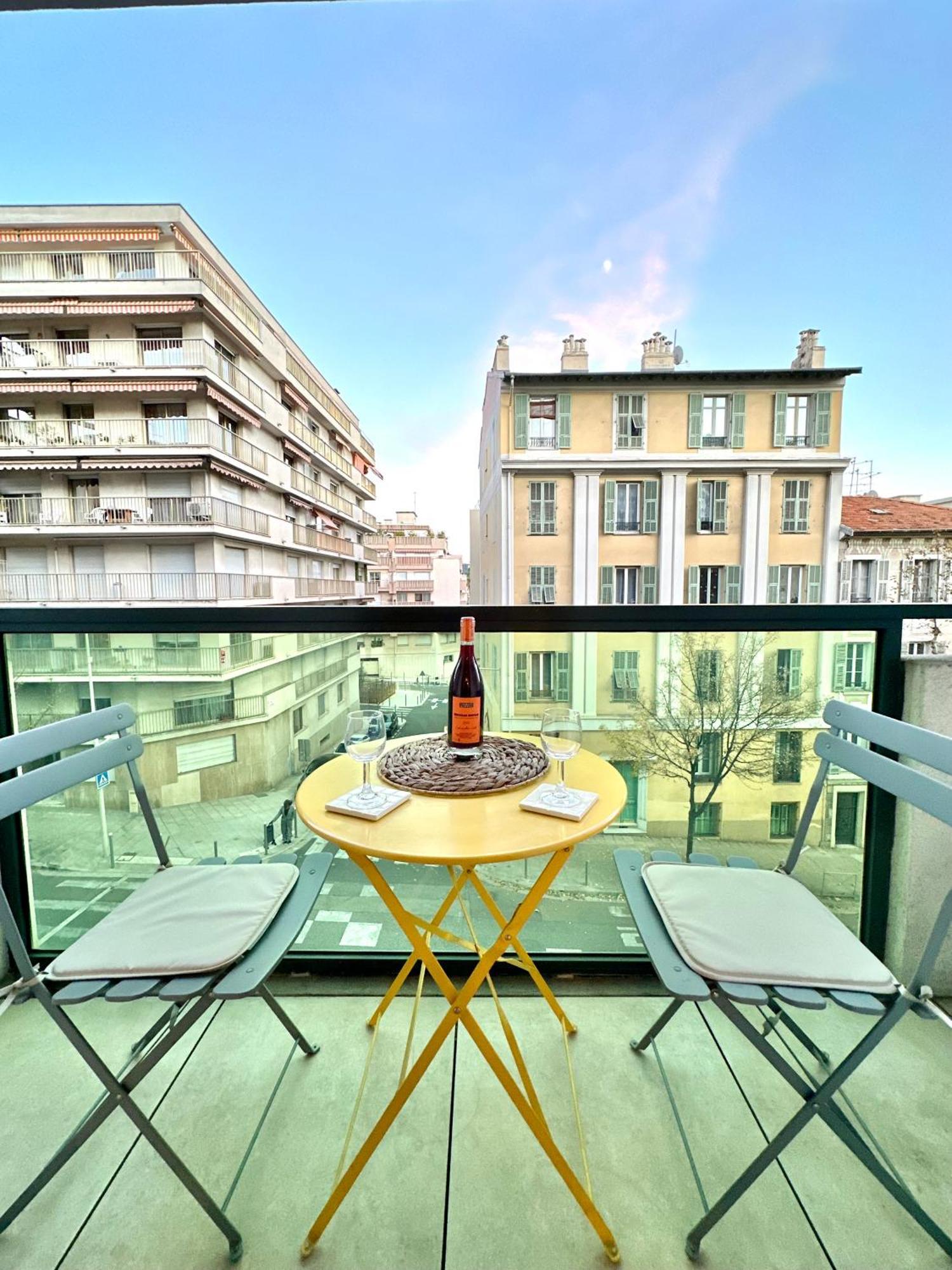 Apartment 600 M De La Promenade Des
