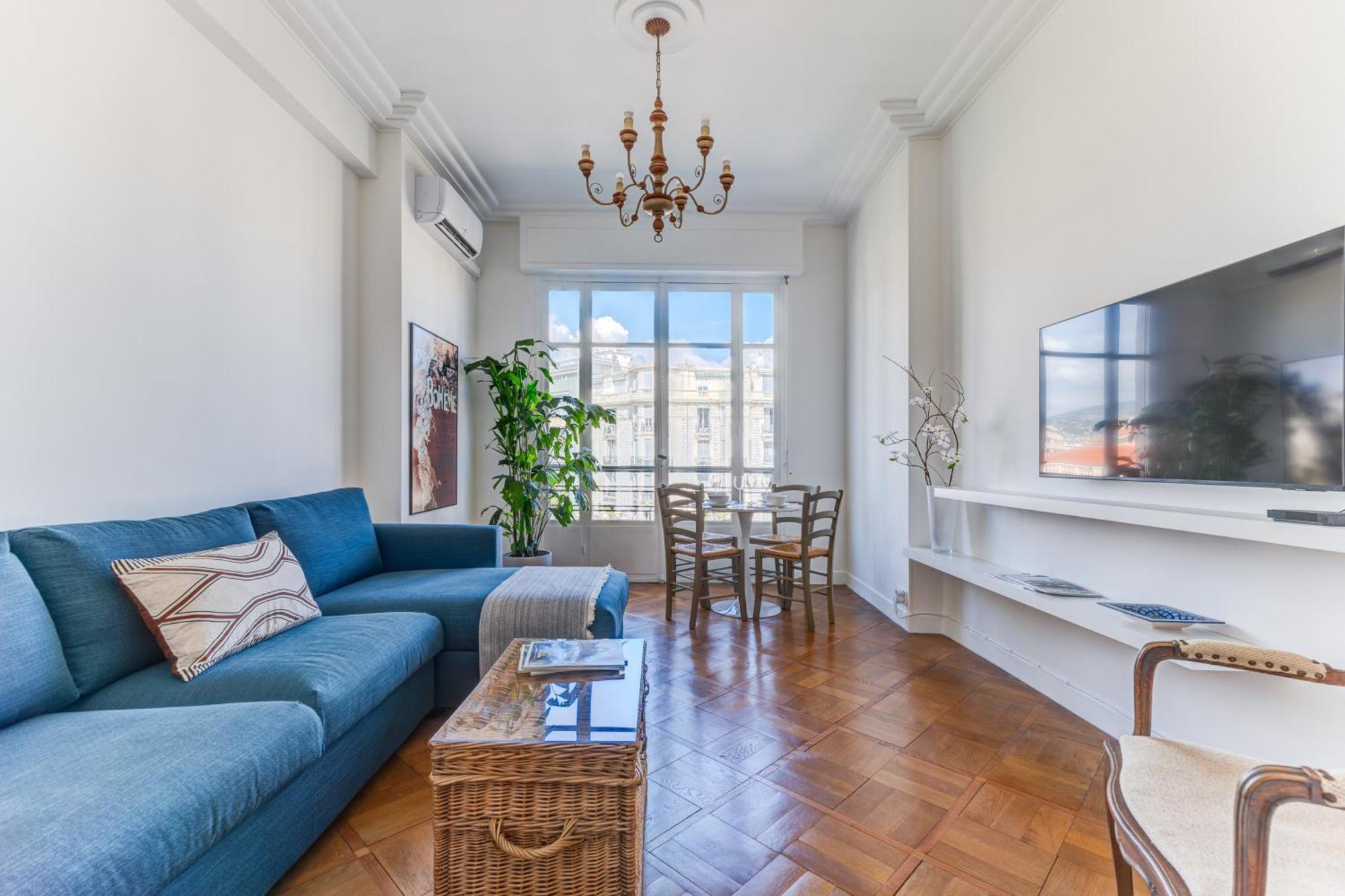 Elegant With Balconies In The Heart Of Nice