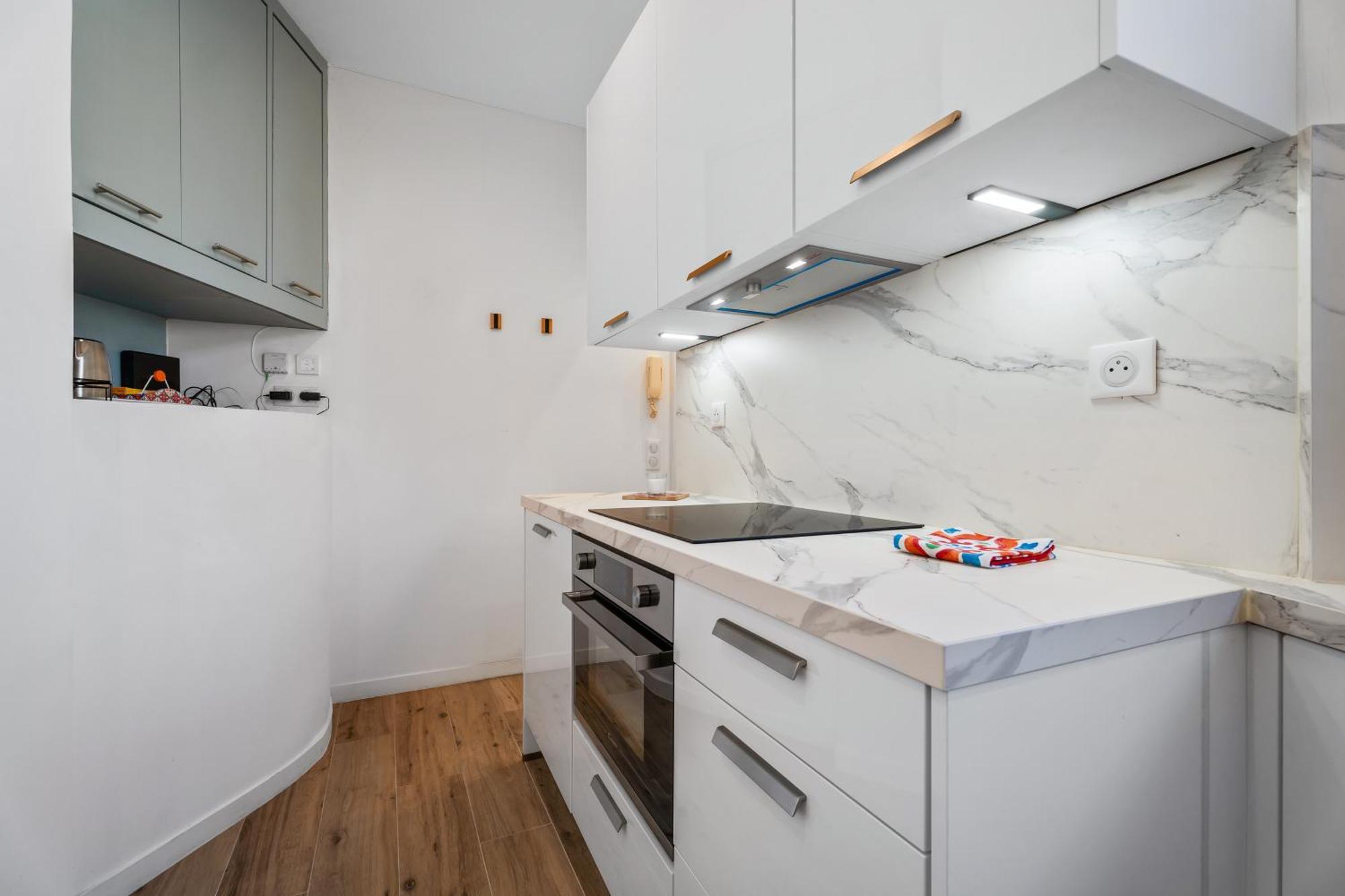 Renting - Honore - Elegant Near Promenade Des Apartment *