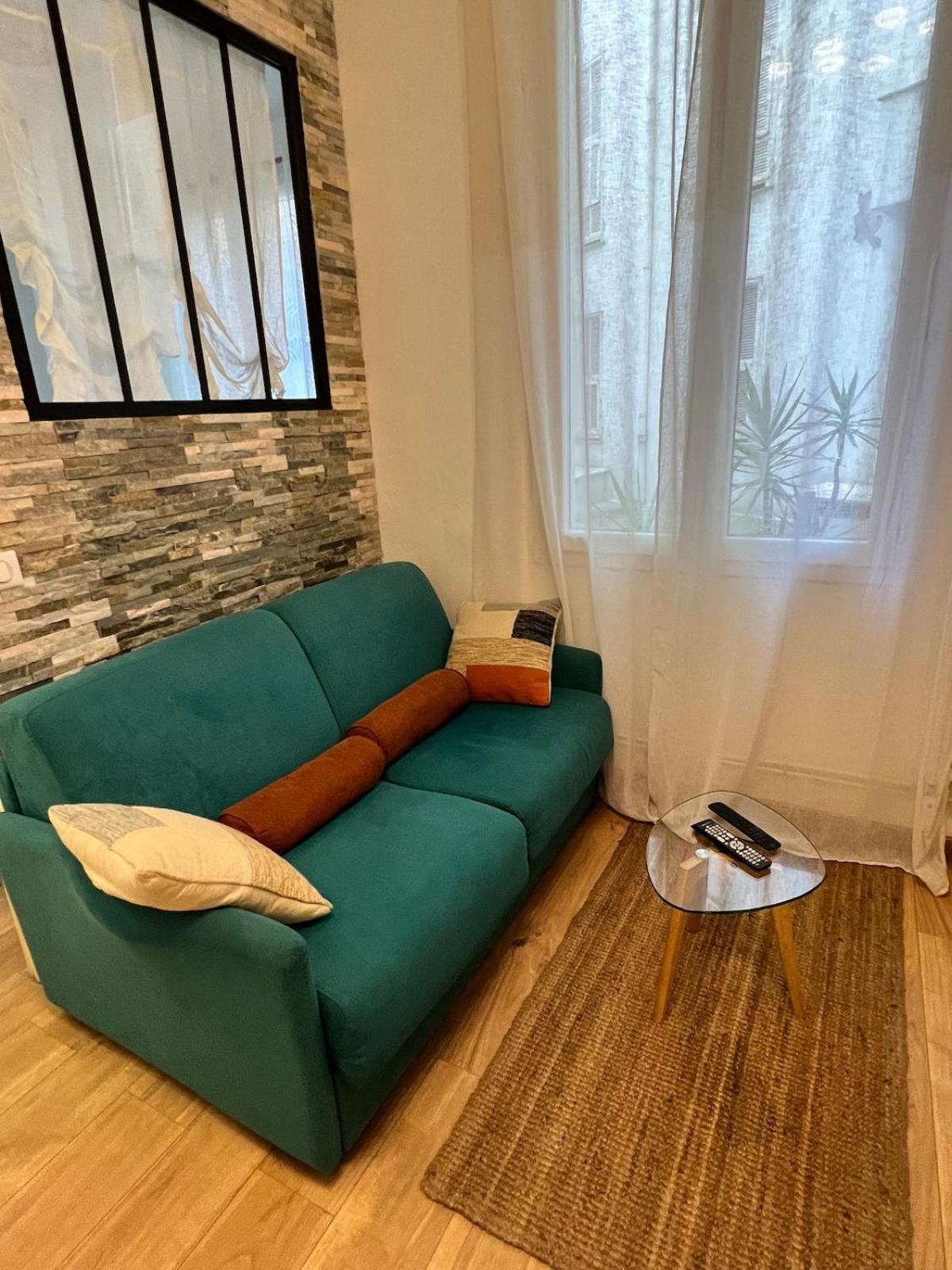 Apartment T2 Centre De Face De La Gare Routiere *