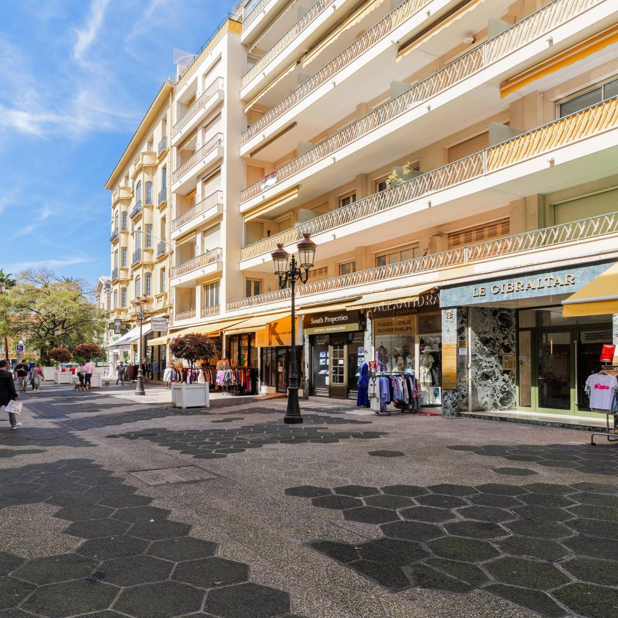 3 Pieces Au Coeur Du Carre D'or *