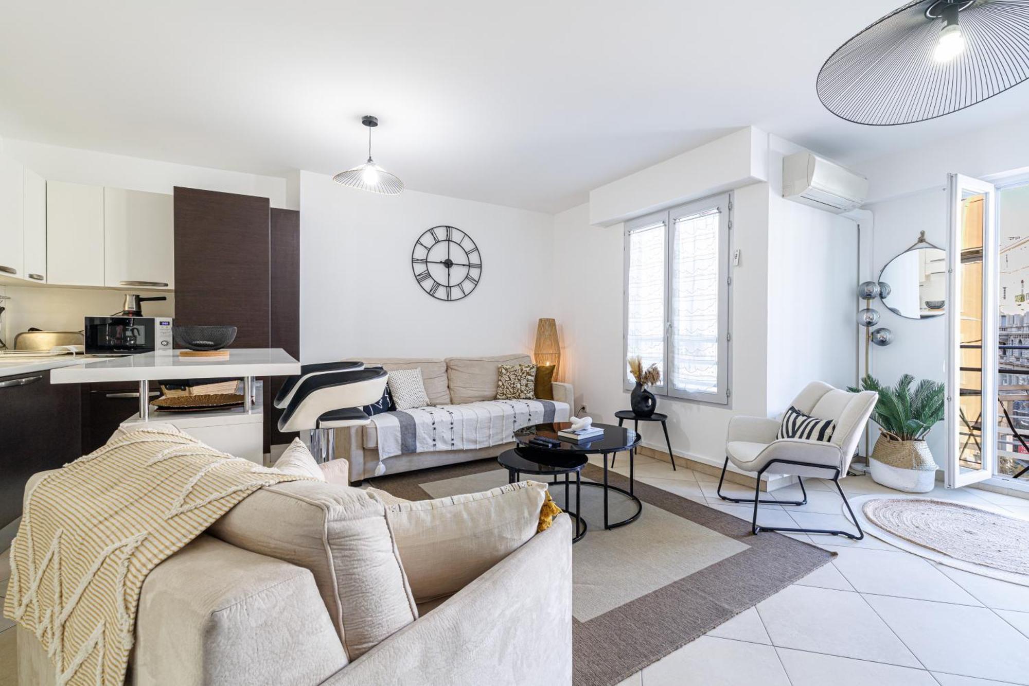 Luxury Apartment *