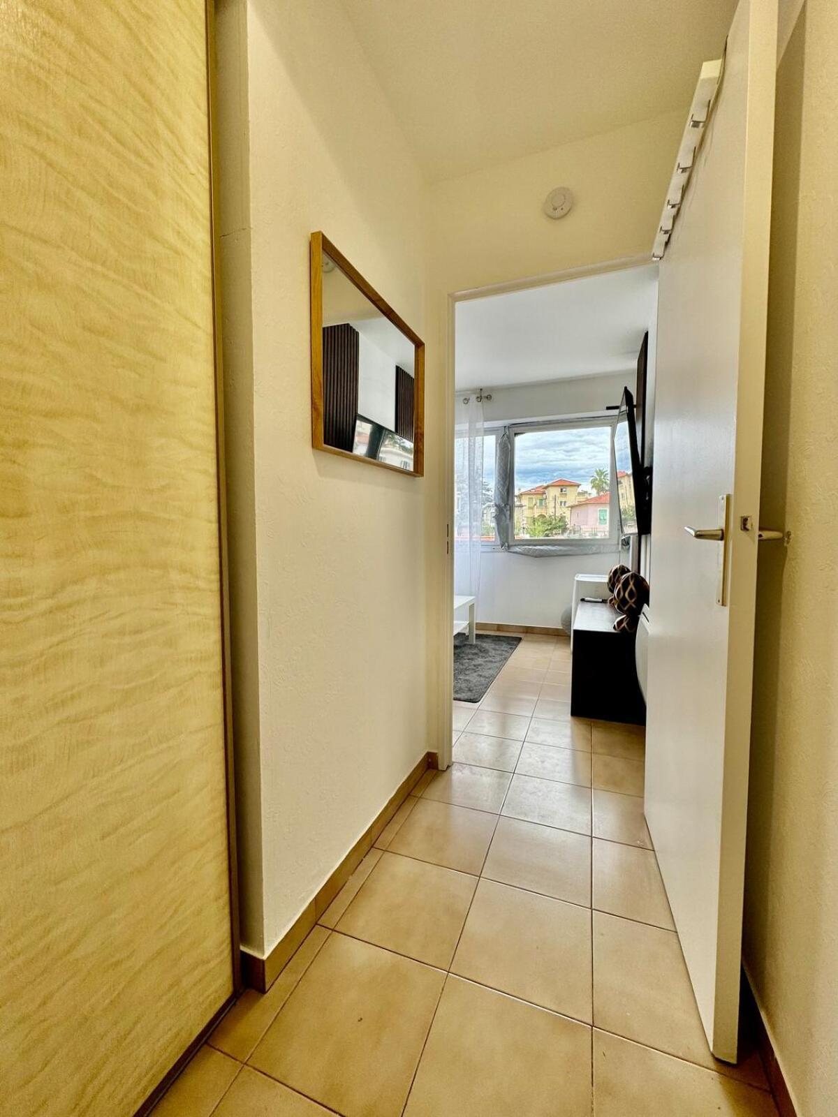 Center, Floor Unobstructed View