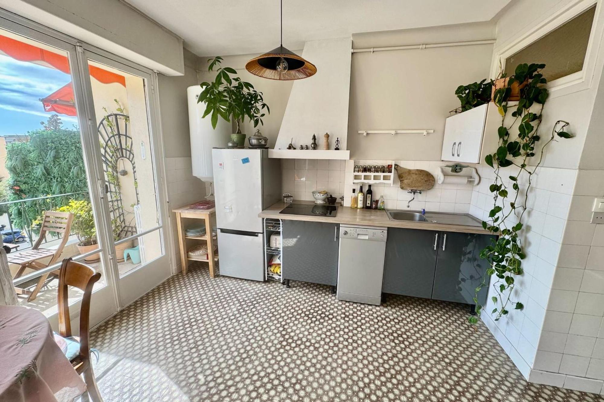 Beautiful T2 With Balcony Near Downtown *