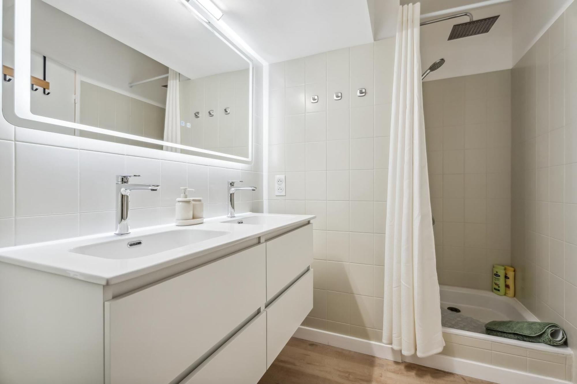 Renting - Fleurs - Luxury Terrace Quiet Private Parking Apartment