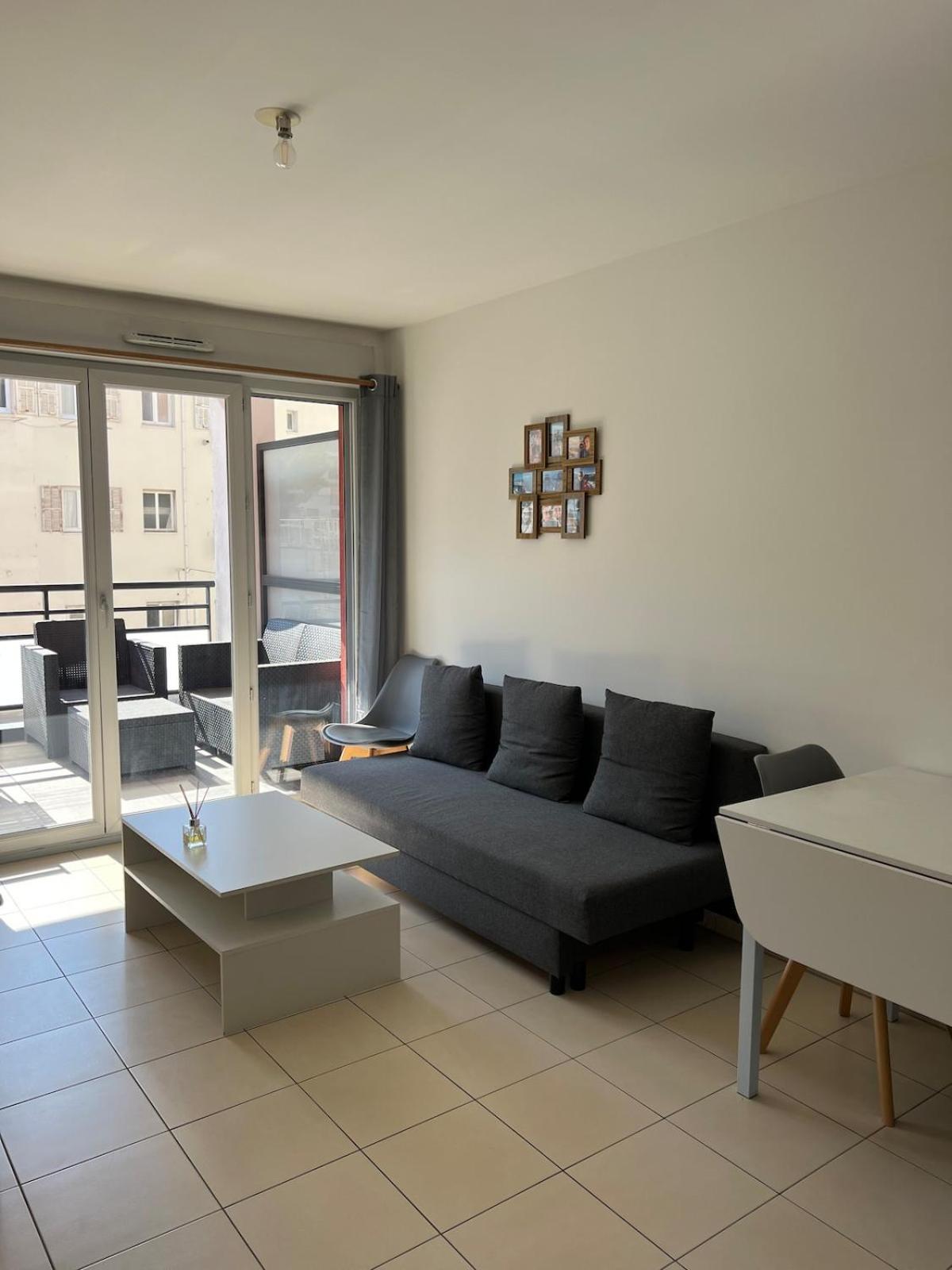 Apartment 2p Quiet, Tram, Convenient *
