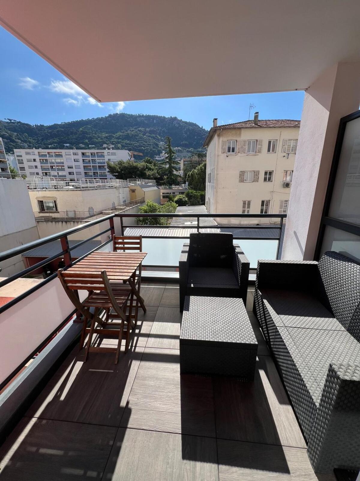 2p Quiet, Tram, Convenient *