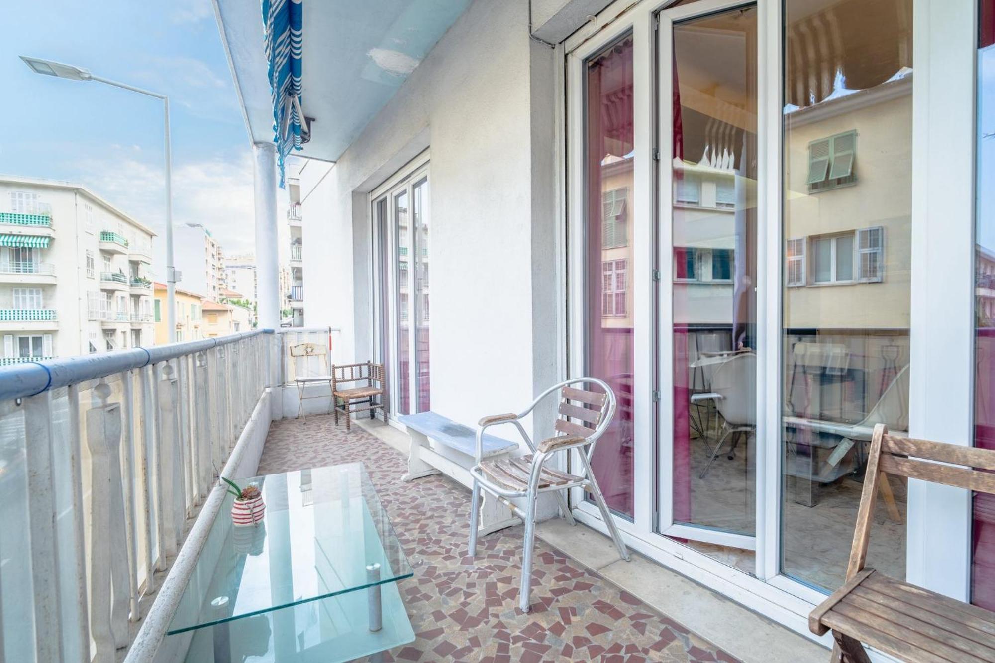 Big 140m2 5min Walk To Sea &promenade 3 Double Rooms,big Living 42m2, 3 Showers,9 Beds, Free Parking Apartment Nice