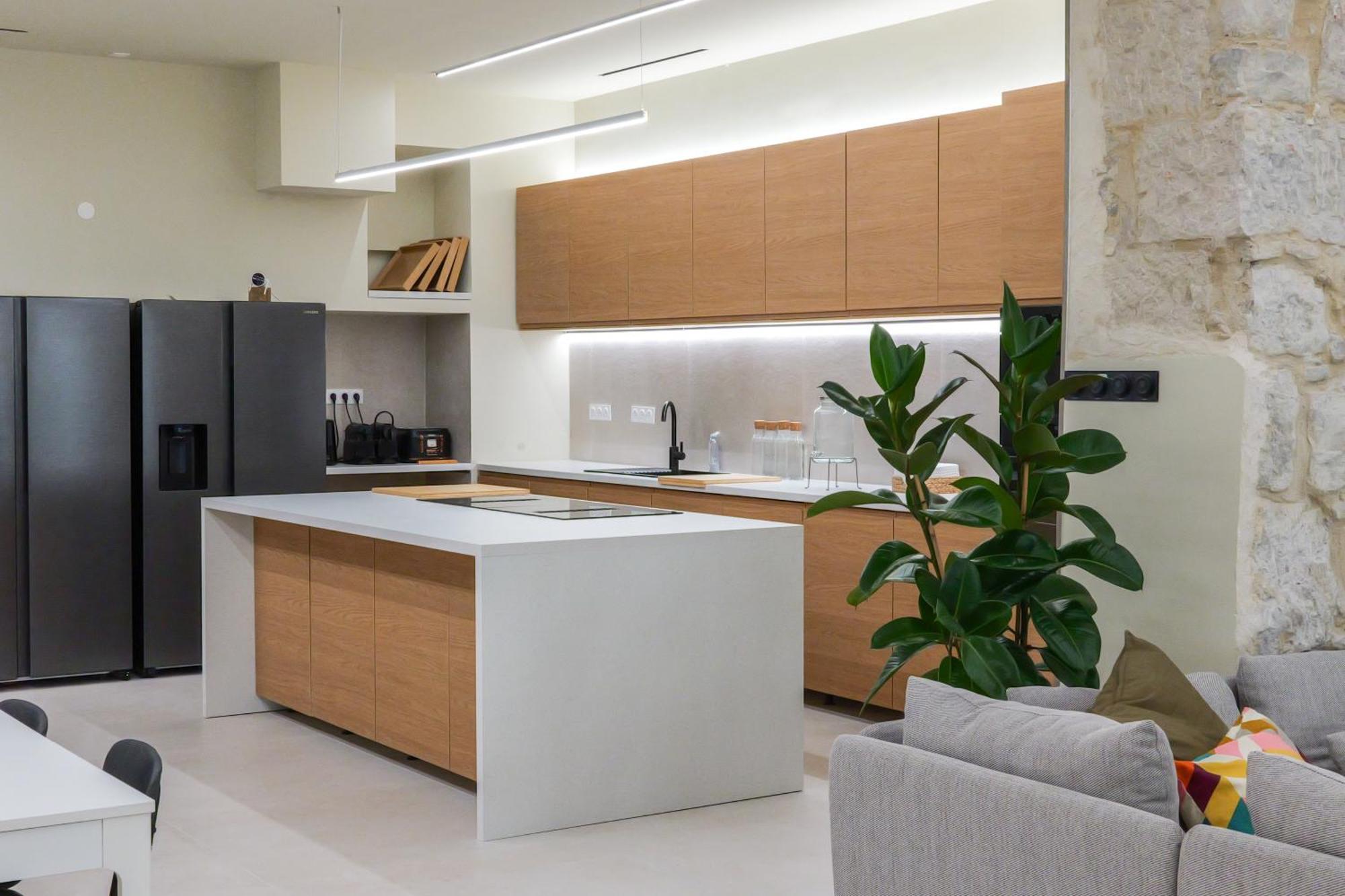 Extra Spacious Modern Hub Center Apartment