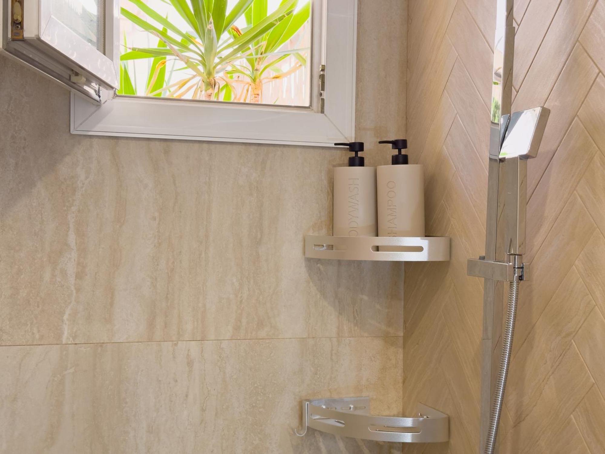 - Bright & Modern - Private Terrace - Aircon - Near Train & Apartment *