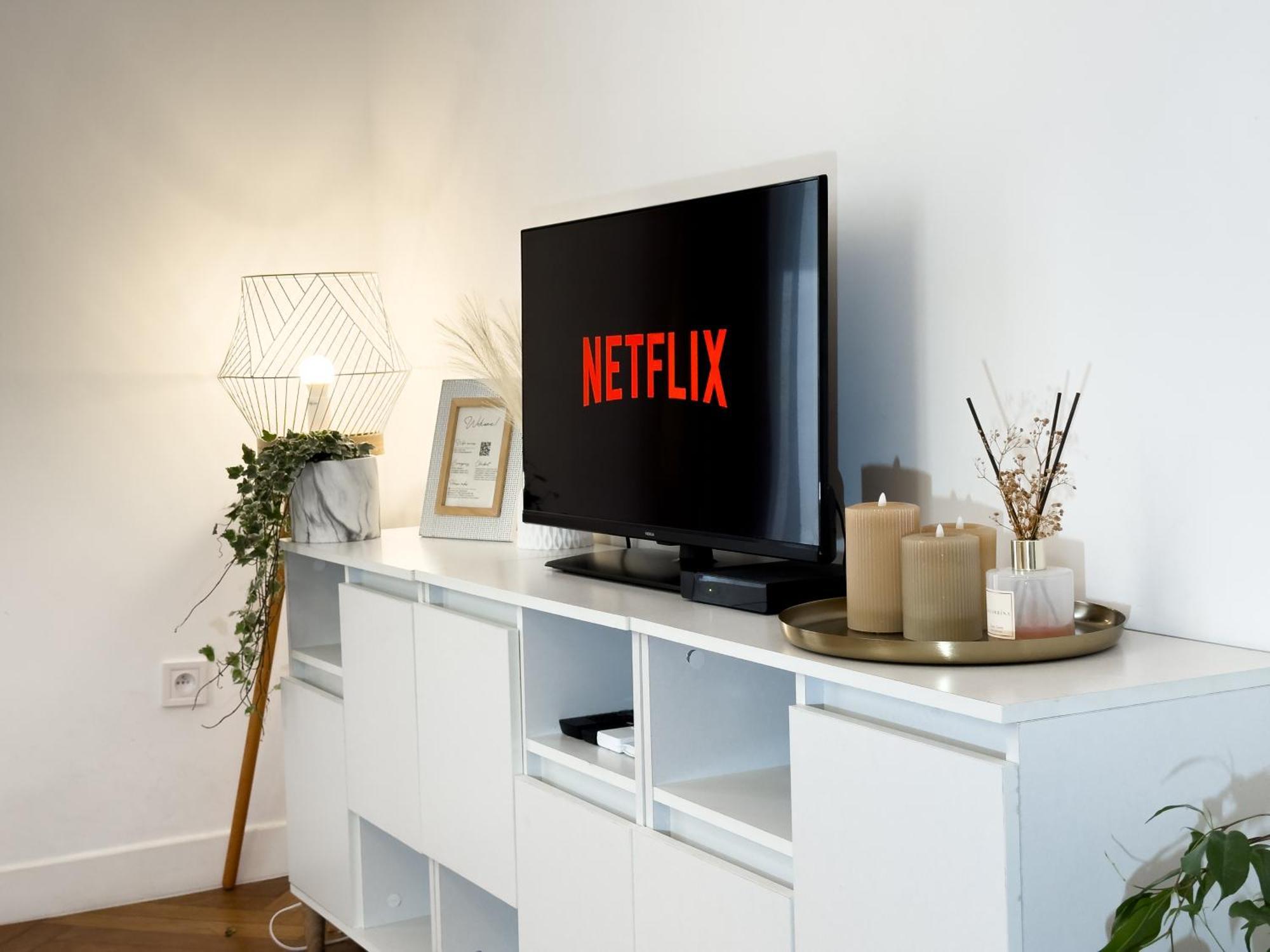 - Bright & Modern - Private Terrace - Aircon - Near Train & Apartment