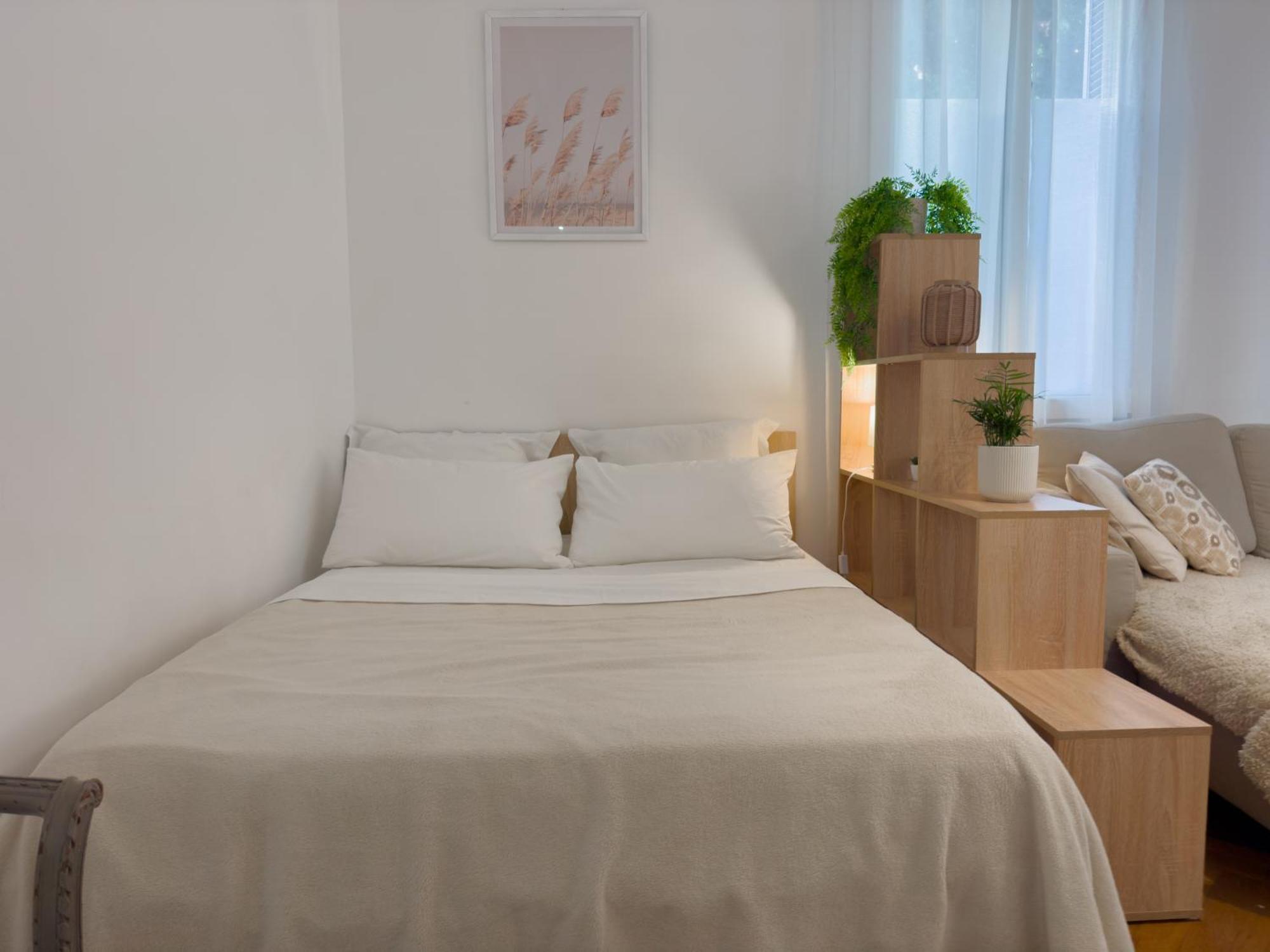 - Bright & Modern - Private Terrace - Aircon - Near Train & Nice