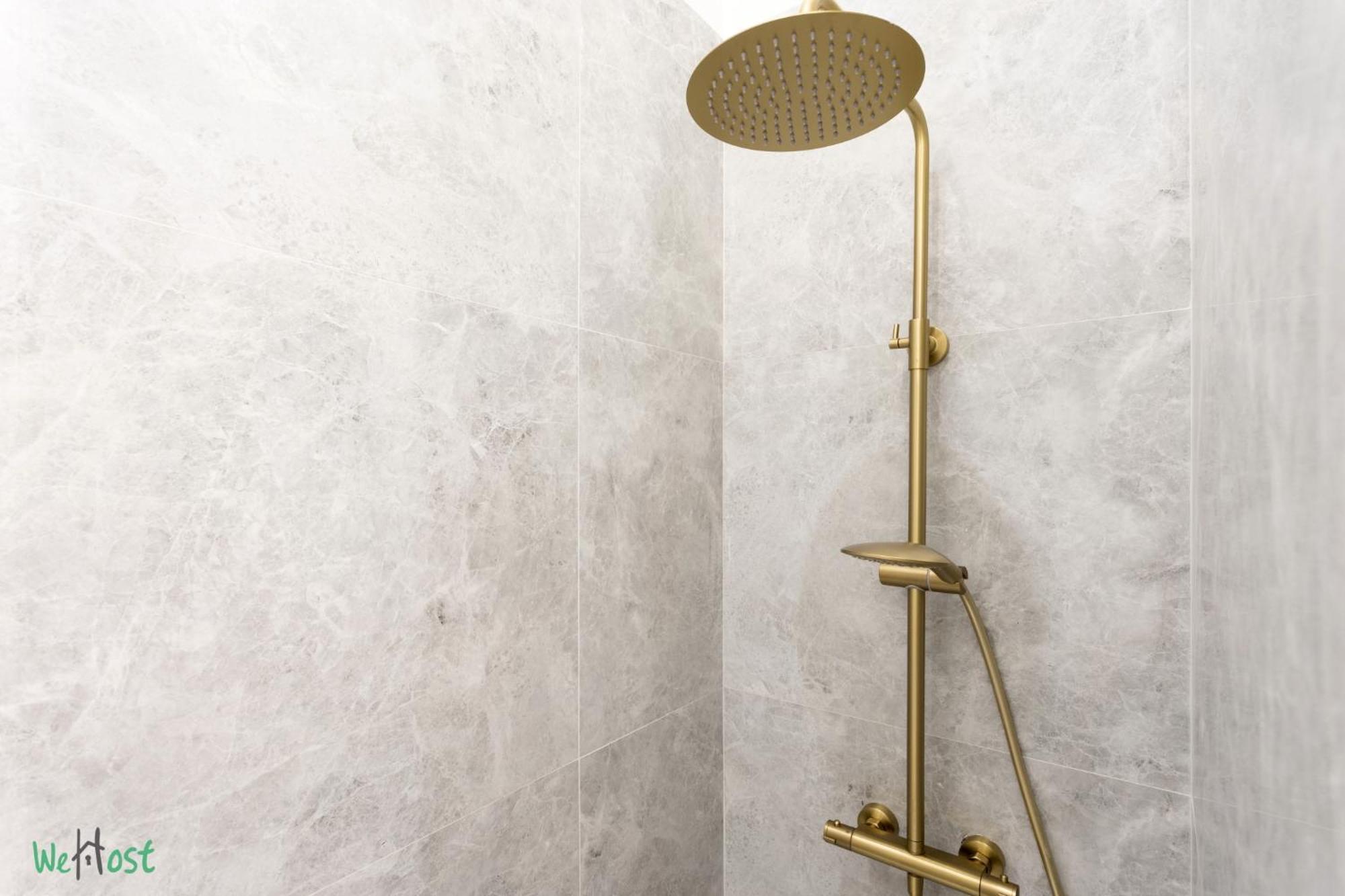 Wehost D4 - La Chic Cour 2 People Near Sea * Nice