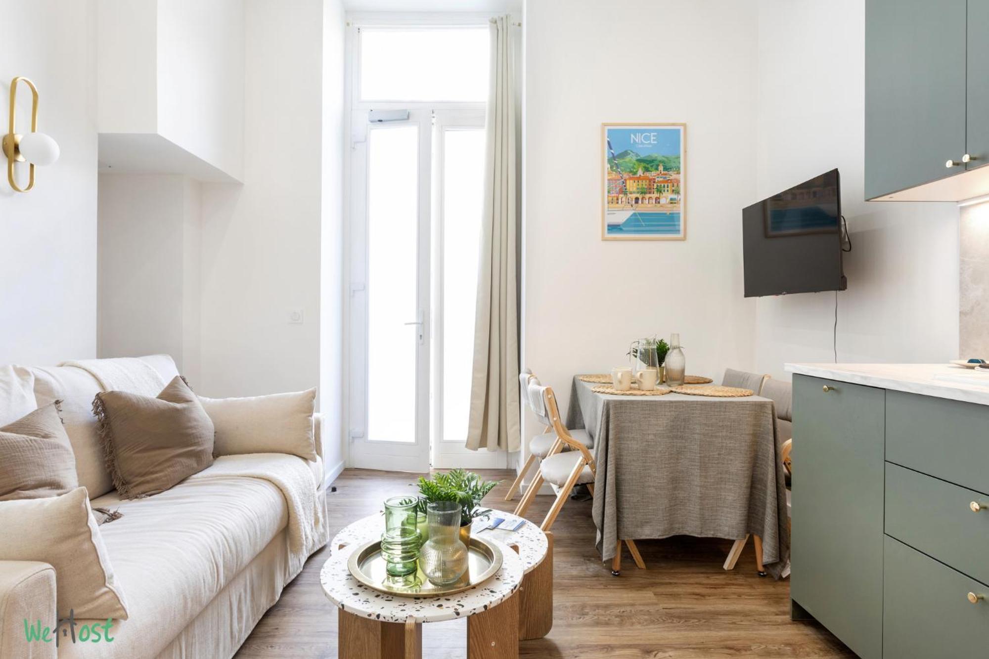 Wehost D4 - La Chic Cour 2 People Near Sea Apartment *