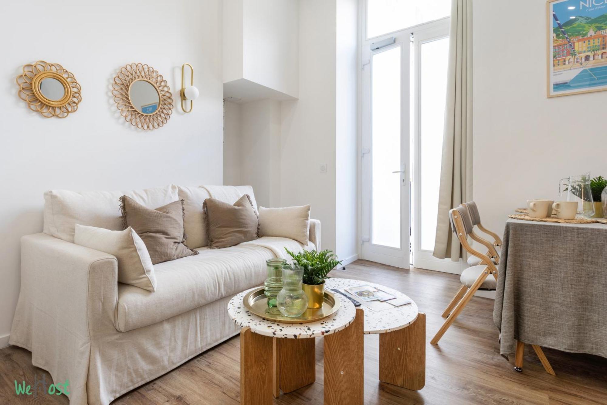 Wehost D4 - La Chic Cour 2 People Near Sea Apartment *