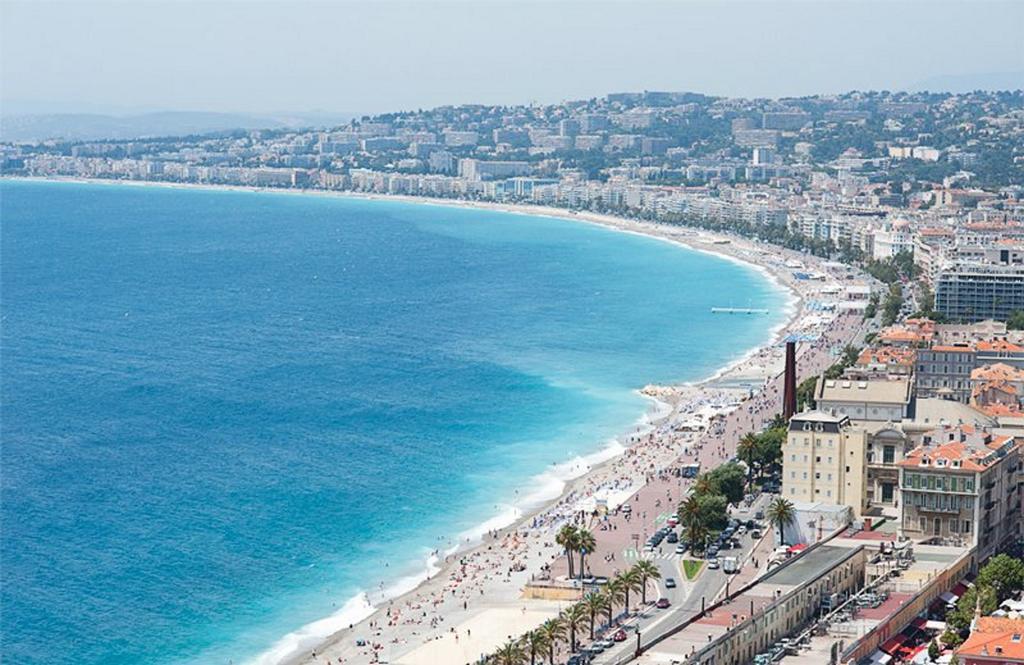 Apartment Centre - With Balcony And Stunning Sea View!