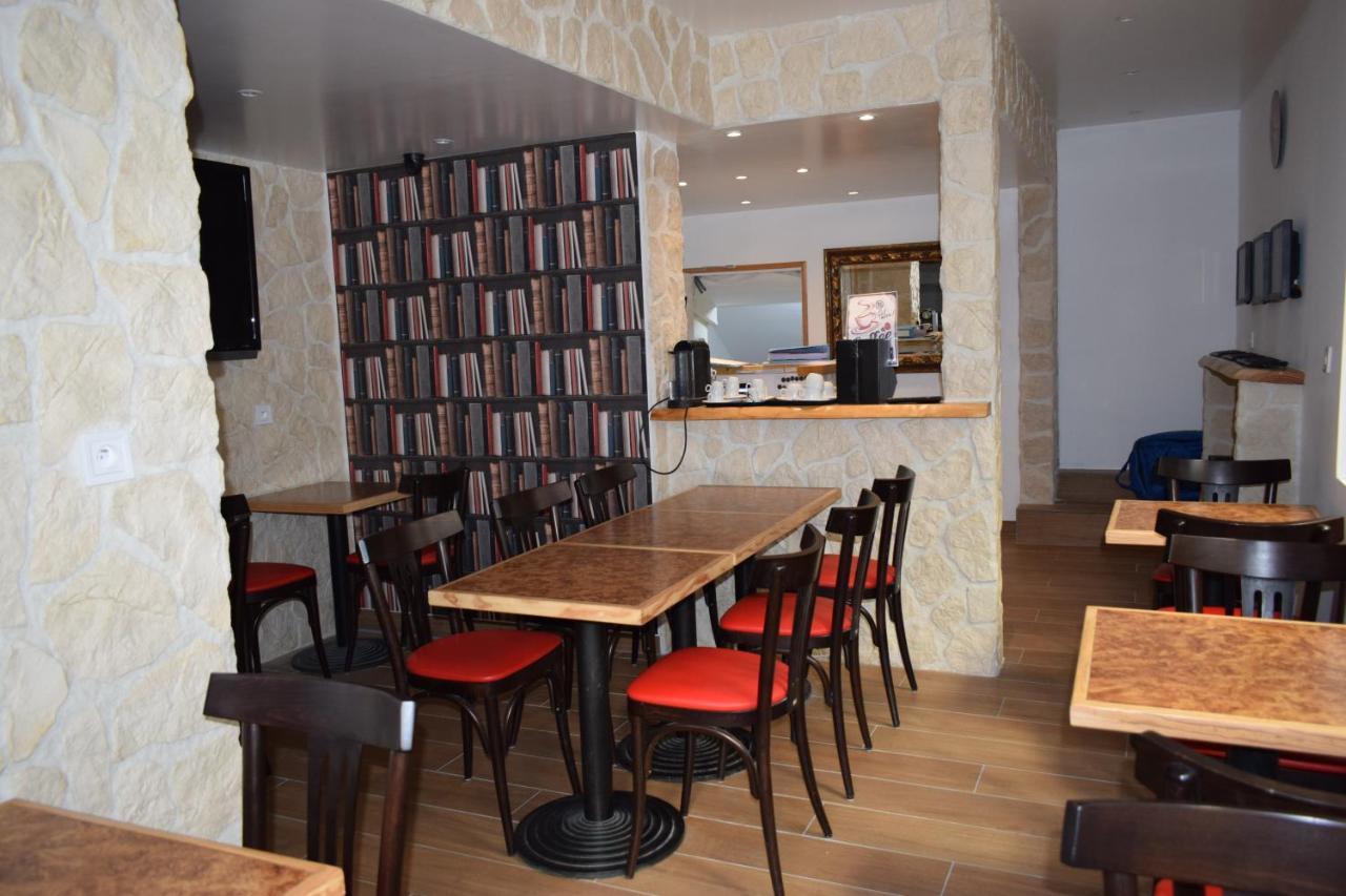 Lyonnais Hostel *