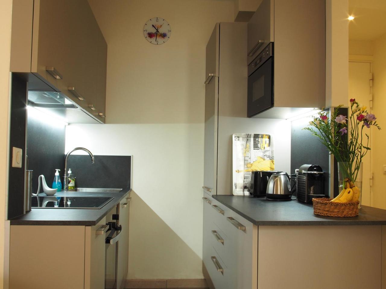 Apartment Centre - With Balcony And Stunning Sea View!