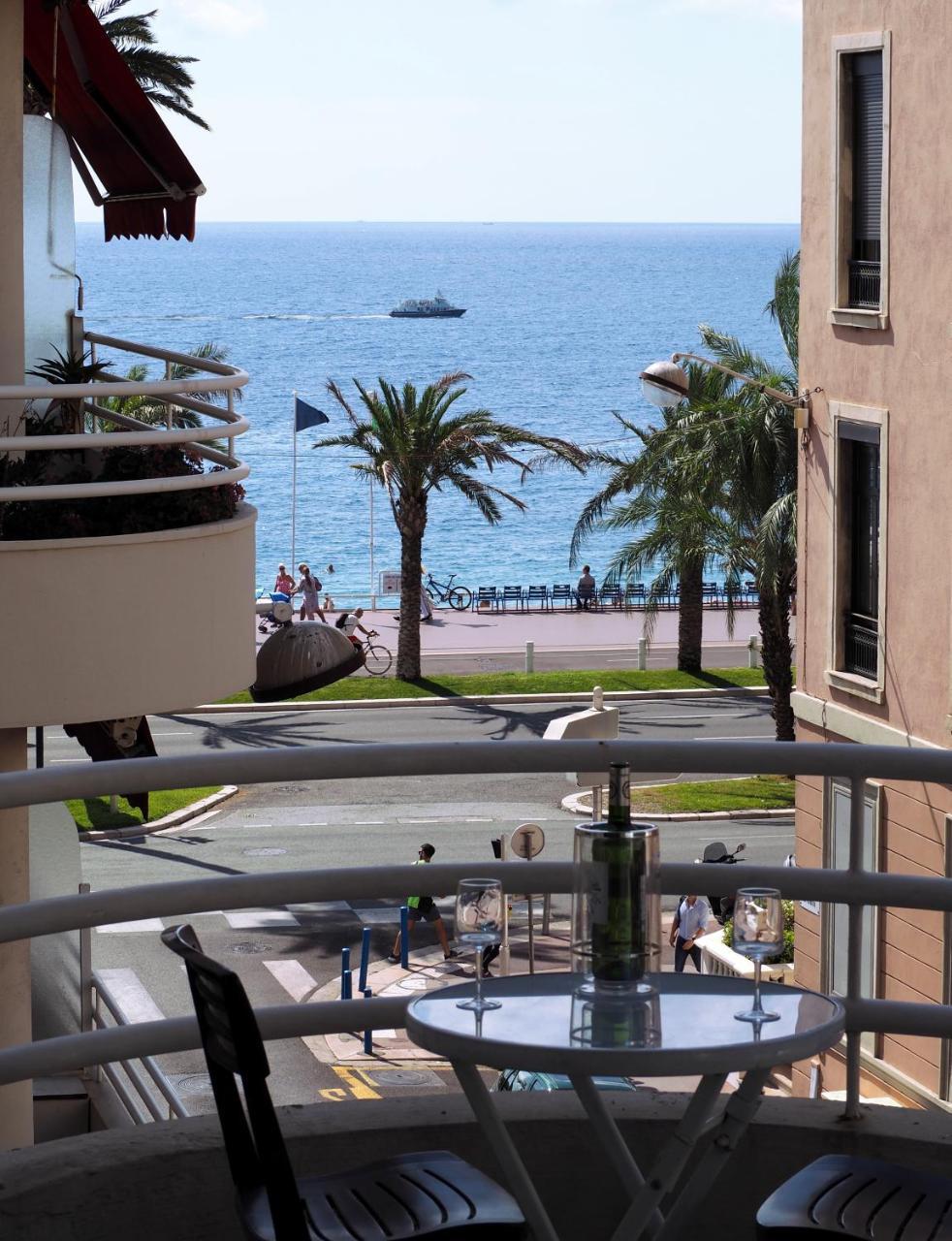 Apartment Centre - With Balcony And Stunning Sea View! *