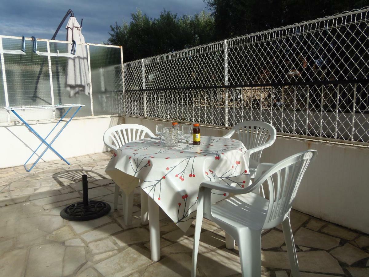 Joli Studio Calme Avec Terrasse