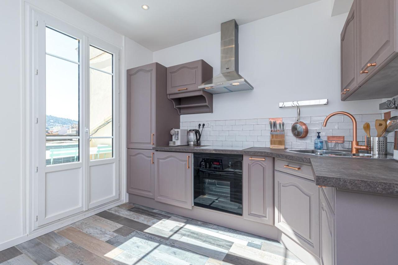 Squared Head-apartment With Terrace In Nice