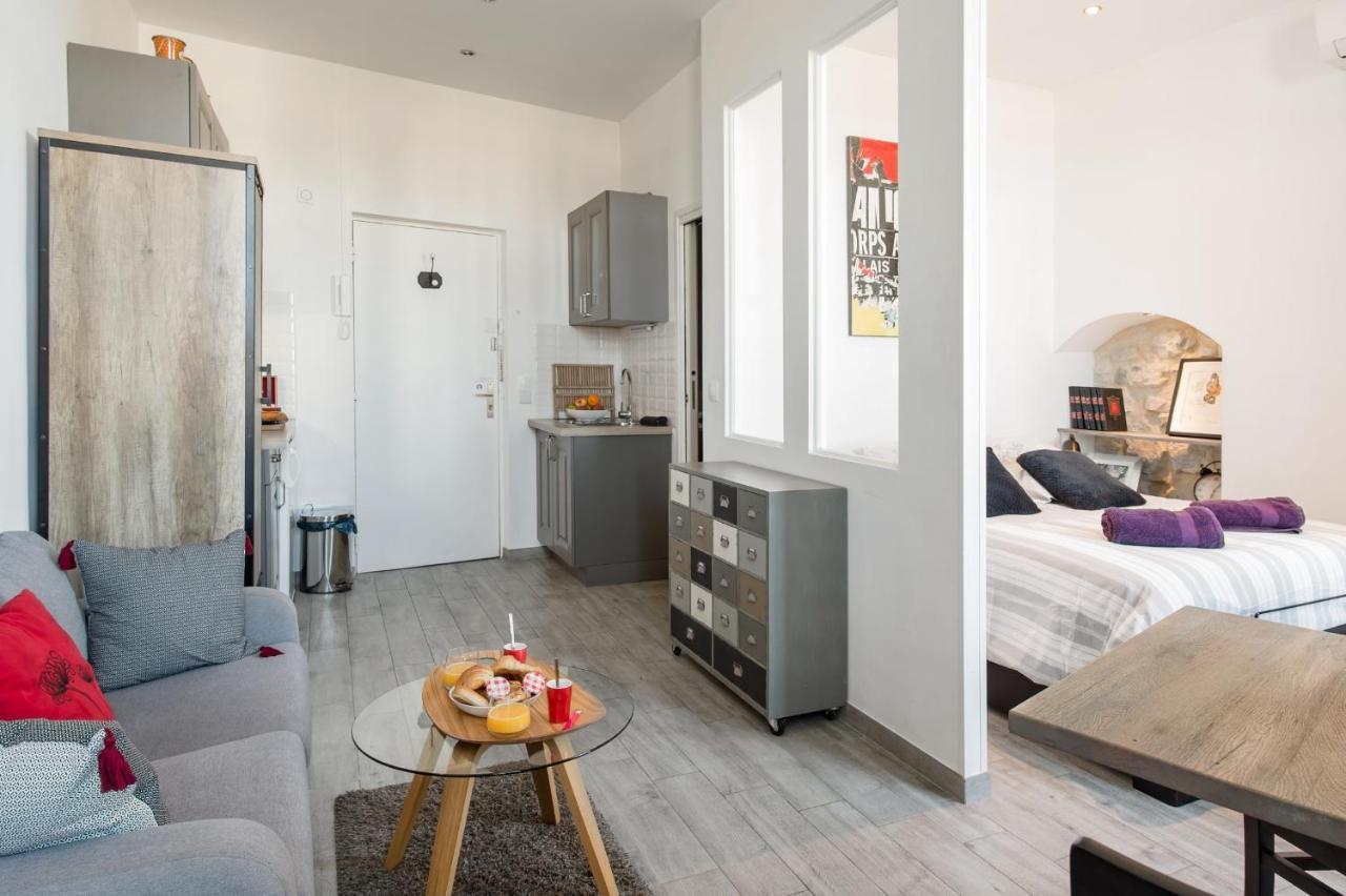 Apartment Pj - Dine On The Balcony At A Sleek Writer's Loft And Enjoy The View